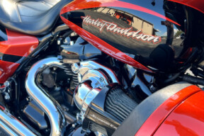 2017 Harley-Davidson® CVO™ Street Glide® FLHXSE thumb 3