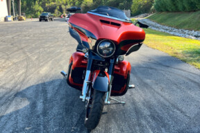 2017 Harley-Davidson® CVO™ Street Glide® FLHXSE thumb 0