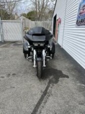 2023 Harley-Davidson® Road Glide® 3 Vivid Black (Chrome Finish w/ Cast Wheels) thumb 2