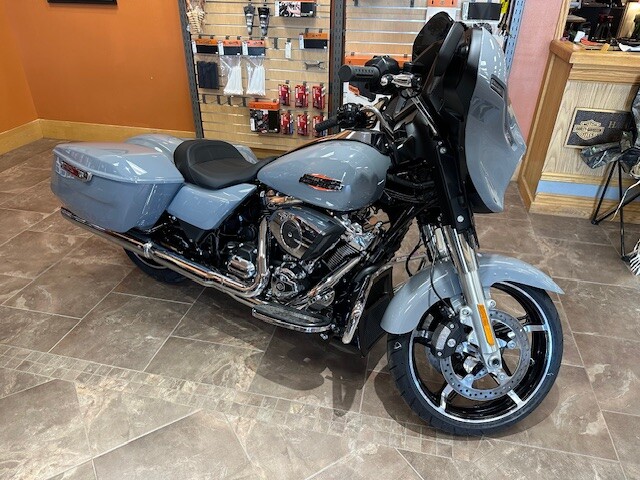 2026 Harley-Davidson® Street Glide® Dark Billiard Gray Chrome Trim