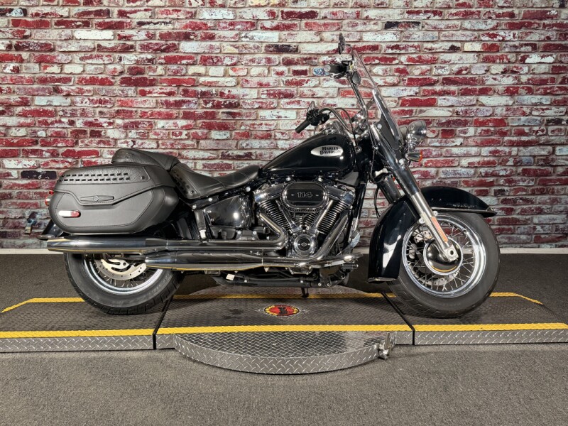 Harley-Davidson® Heritage Classic 114 2024 FLHCS VIVID BLACK W/ PINSTRIPE