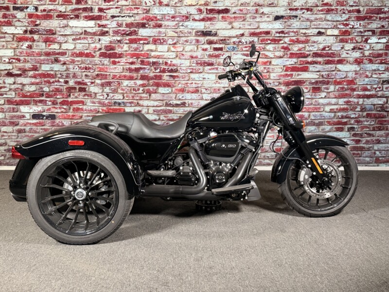 Harley-Davidson® Freewheeler™ 2024 FLRT VIVID BLACK