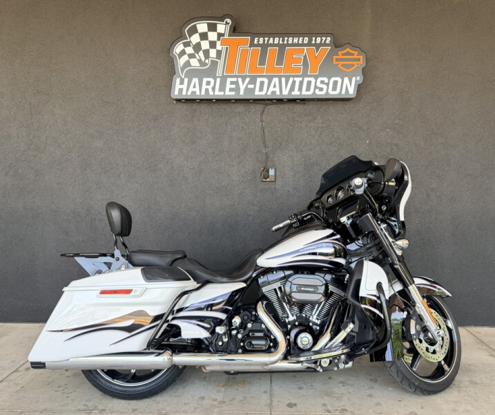 FLHXSE 2016 CVO<sup>™</sup> Street Glide<sup>®</sup>