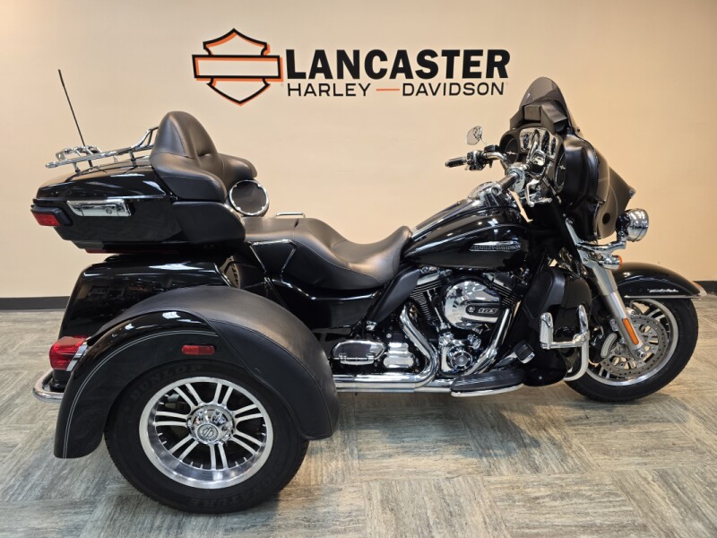 2016 Harley-Davidson® Tri Glide® Ultra Vivid Black FLHTCUTG