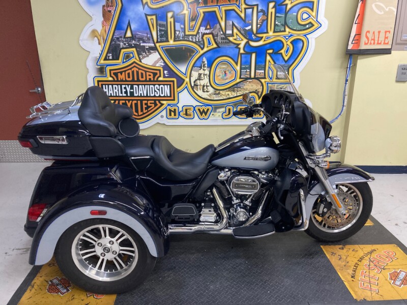 2020 Harley-Davidson® Tri Glide® Ultra Midnight Blue/Barracuda Silver FLHTCUTG