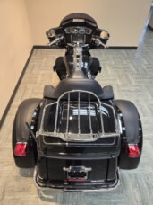 2016 Harley-Davidson® Tri Glide® Ultra Vivid Black FLHTCUTG thumb 1