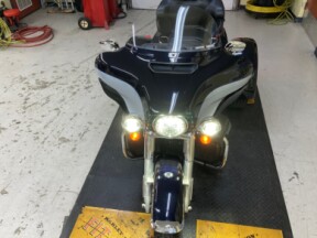 2020 Harley-Davidson® Tri Glide® Ultra Midnight Blue/Barracuda Silver FLHTCUTG thumb 2