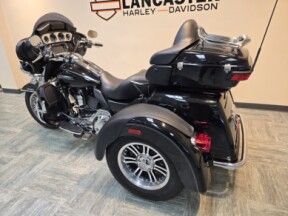 2016 Harley-Davidson® Tri Glide® Ultra Vivid Black FLHTCUTG thumb 0