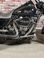 Harley-Davidson® Freewheeler™ 2024 FLRT VIVID BLACK thumb 2