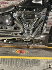 Harley-Davidson® Heritage Classic 114 2024 FLHCS VIVID BLACK W/ PINSTRIPE thumb 2