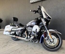 FLHXSE 2016 CVO<sup>™</sup> Street Glide<sup>®</sup> thumb 3