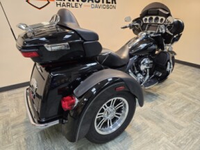 2016 Harley-Davidson® Tri Glide® Ultra Vivid Black FLHTCUTG thumb 3