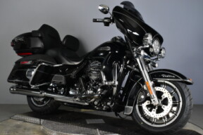 2014 Harley-Davidson® Electra Glide® Ultra Classic® FLHTCU thumb 2