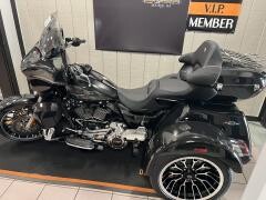 2026 Harley-Davidson® Street Glide 3 Limited Midnight Ember Chrome Trim thumb 3