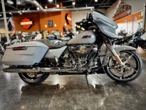 2026 Harley-Davidson® Street Glide® Dark Billiard Gray Chrome Trim thumb 3