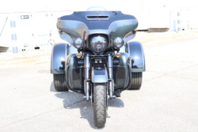 2025 Harley-Davidson® Tri Glide™ Ultra FLHTCUTG thumb 2
