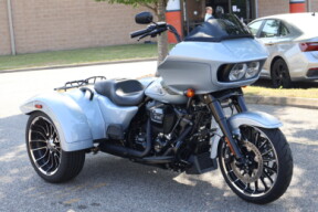 2024 Harley-Davidson® Road Glide® 3 FLTRT thumb 3