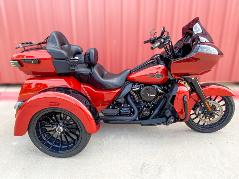 2025 Harley-Davidson<sup>®</sup> Tri Glide<sup>®</sup> Ultra Whiskey Fire - Black Finish