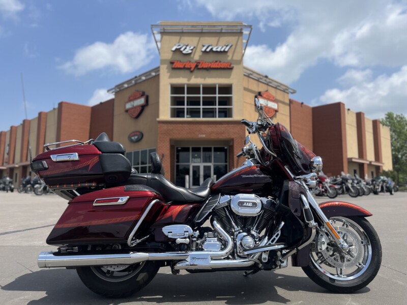 2014 Harley-Davidson® FLHTKSE CVO™ Electra Glide Ultra Limited® BURG/MAROON 956433