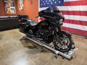 Harley-Davidson® Street Glide® 2024 FLHX VIVID BLACK thumb 2