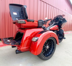 2025 Harley-Davidson<sup>®</sup> Tri Glide<sup>®</sup> Ultra Whiskey Fire - Black Finish thumb 2