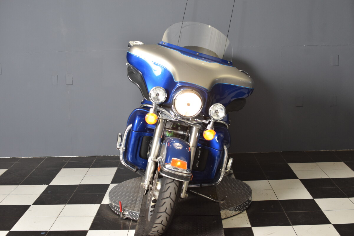 2009 Harley-Davidson® Electra Glide® Ultra Classic® FLHTCU, photo 3