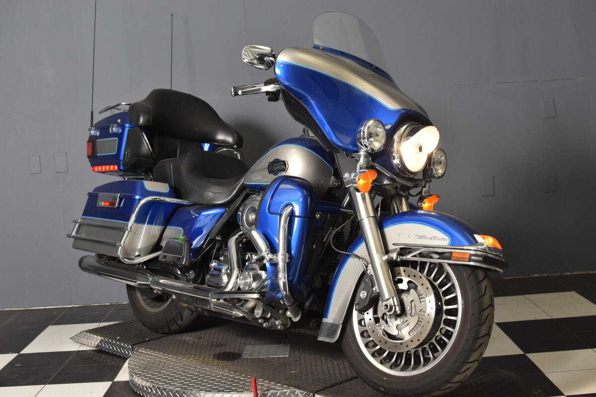 2009 Harley-Davidson® Electra Glide® Ultra Classic® FLHTCU, photo 2