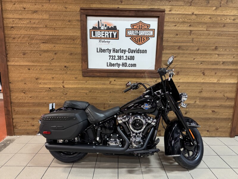2026 Harley-Davidson® Heritage Classic Vivid Black Black Cast Wheels FLHC