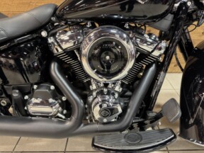 2026 Harley-Davidson® Heritage Classic Vivid Black Black Cast Wheels FLHC thumb 2