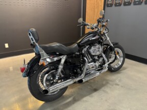 2017 Harley-Davidson® 1200 Custom Vivid Black thumb 2