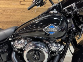 2026 Harley-Davidson® Heritage Classic Vivid Black Black Cast Wheels FLHC thumb 3