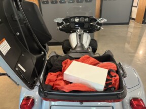 2023 Harley-Davidson® Tri Glide® Ultra Atlas Silver Metallic thumb 0