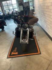 2011 Harley-Davidson® Electra Glide® Ultra Classic® FLHTCU thumb 0