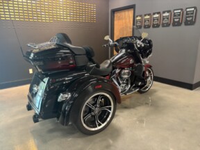 2022 Harley-Davidson® CVO™ Tri Glide® Dante’s Red Fade thumb 2