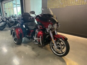 2022 Harley-Davidson® CVO™ Tri Glide® Dante’s Red Fade thumb 3