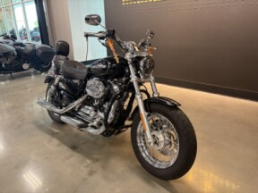 2017 Harley-Davidson® 1200 Custom Vivid Black thumb 3
