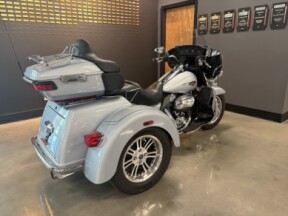 2023 Harley-Davidson® Tri Glide® Ultra Atlas Silver Metallic thumb 2