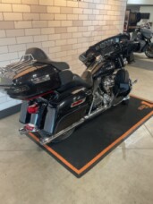 2014 Harley-Davidson® Electra Glide® Ultra Classic® FLHTCU thumb 3