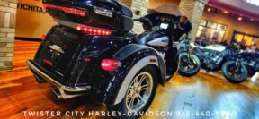 2019 Harley-Davidson® Tri Glide® Ultra, FLHTCUTG thumb 1