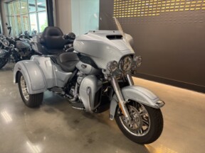 2023 Harley-Davidson® Tri Glide® Ultra Atlas Silver Metallic thumb 3