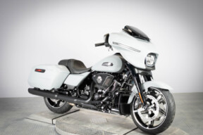 2026 Harley-Davidson® Street Glide® FLHX thumb 2