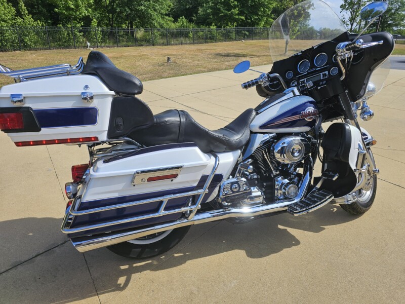 2007 Harley-Davidson® Electra Glide® Ultra Classic® White Gold Pearl & Deep Cobalt Pearl