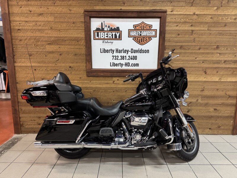 2018 Harley-Davidson® Ultra Limited Vivid Black FLHTK