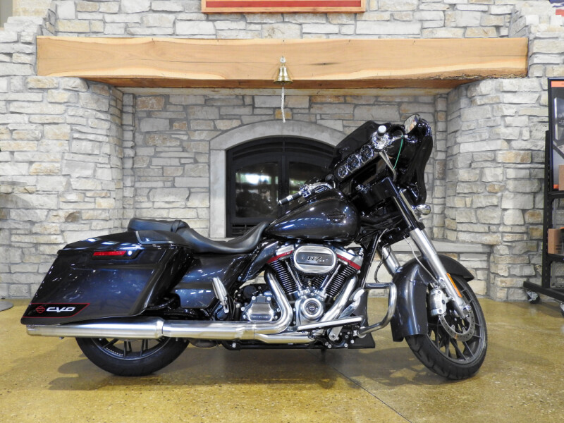 Harley-Davidson® CVO™ Street Glide® 2020 FLHXSE BLACK STARDUST