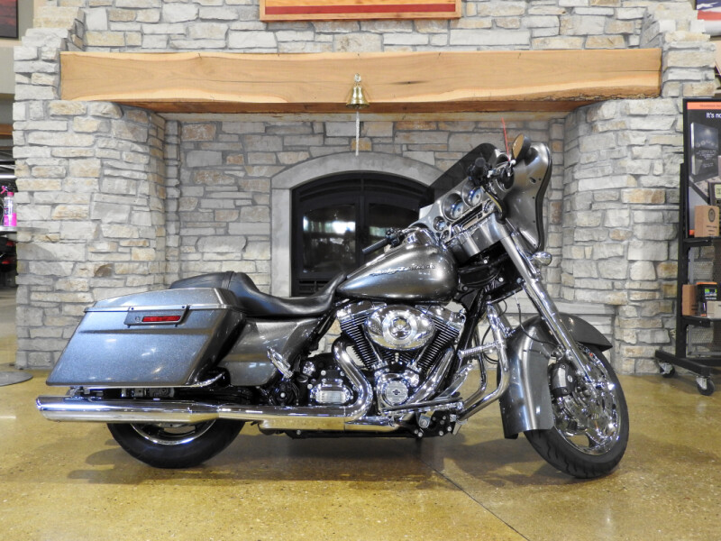Harley-Davidson® Street Glide® 2013 FLHX CHRM YELLOW PRL