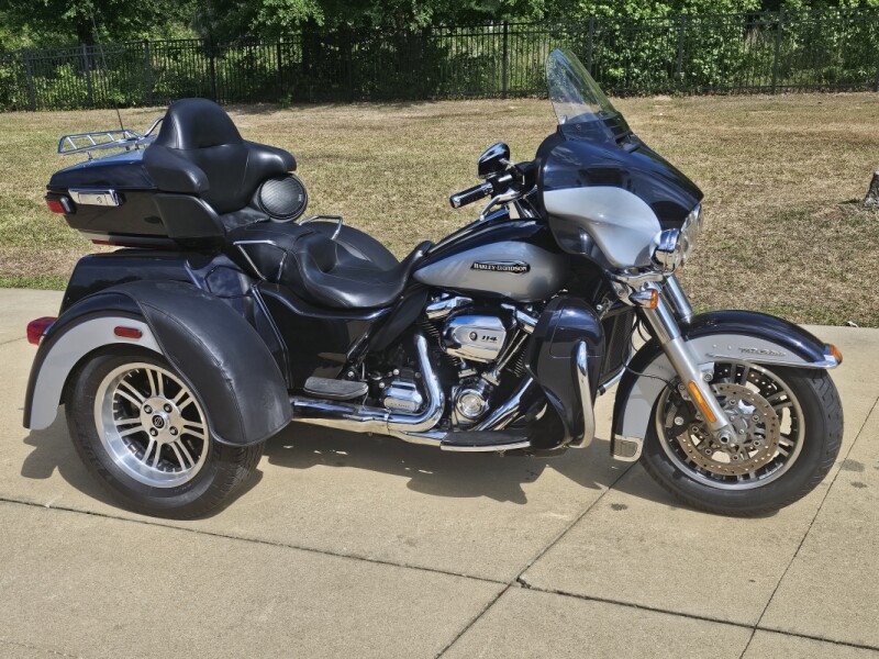 2019 Harley-Davidson® Tri Glide® Ultra Midnight Blue/Barracuda Silver