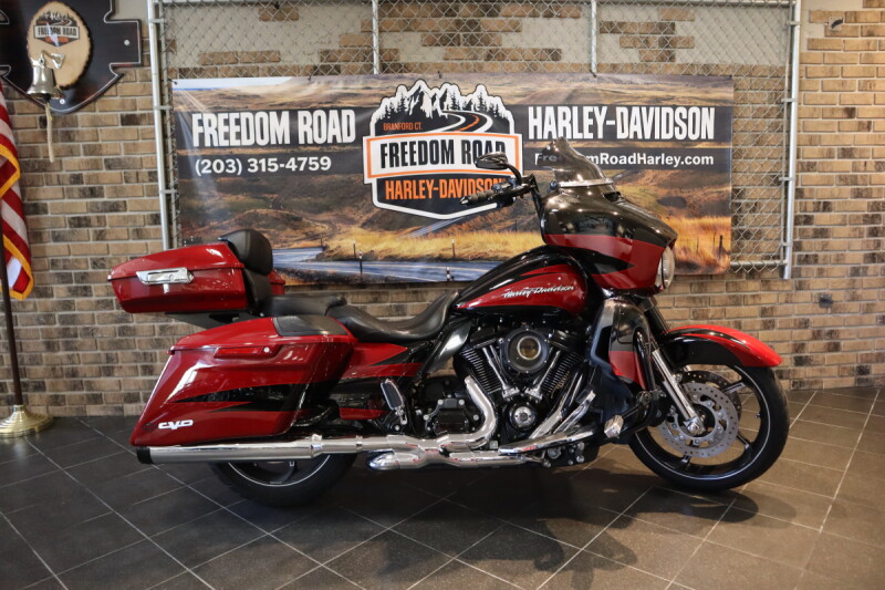 2017 CVO™ Street Glide® (FLHXSE)
