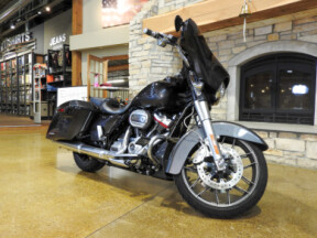 Harley-Davidson® CVO™ Street Glide® 2020 FLHXSE BLACK STARDUST thumb 3
