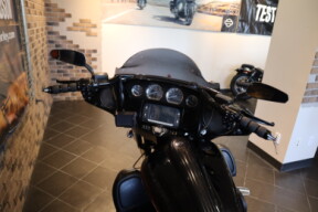 2017 CVO™ Street Glide® (FLHXSE) thumb 1