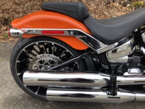 2023 Harley-Davidson® Breakout™ Baja Orange thumb 2